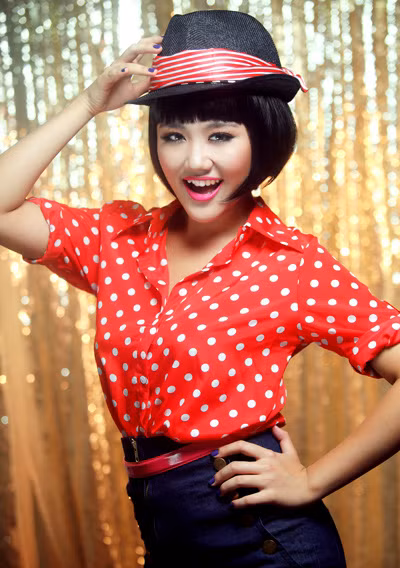Nếu mái tóc dài mang đến sự dịu dàng, nền nã và có phần hơi "già" trước tuổi ...(Ảnh: Vnexpress)