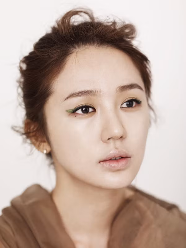 Từng được coi là ngọc nữ số 1 Hàn Quốc, Yoon Eun Hye hội tụ đẩy đủ những yếu tố để trở thành ngôi sao: hát hay, diễn xuất tốt, ngoại hình long lanh, phong cách làm việc đĩnh đạc - chuyên nghiệp. (Ảnh: theC) Xem thêm: Thời trang Sao Hàn/ Những mẫu vest tuyệt xinh cho quý cô công sở.