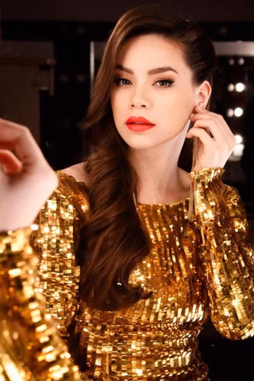 Ca sĩ giải trí số 1 của showbiz Việt đã "lột xác" và sở hữu khuôn mặt thanh tú hơn xưa. Chính vì điều này mà cô cũng có mặt trong danh sách nghi án độn cằm. Xem thêm: Những điểm xấu "nho nhỏ" của Sao Việt/ Bật mí cách mix đồ cực đẹp và cá tính.