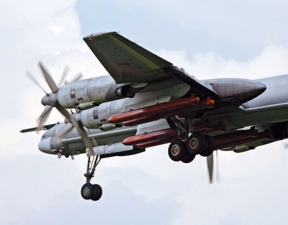 Tên lửa Kh-555 hiện đang được trang bị cho các oanh tạc cơ chiến lược của Nga Tên lửa Kh-555 hiện đang được trang bị cho các oanh tạc cơ chiến lược của Nga
