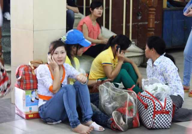 Từ sáng sớm, các bạn sinh viên các trường ĐH, CĐ trong địa bàn Hà Nội đã có mặt khắp hành lang và lối đi trong bến xe