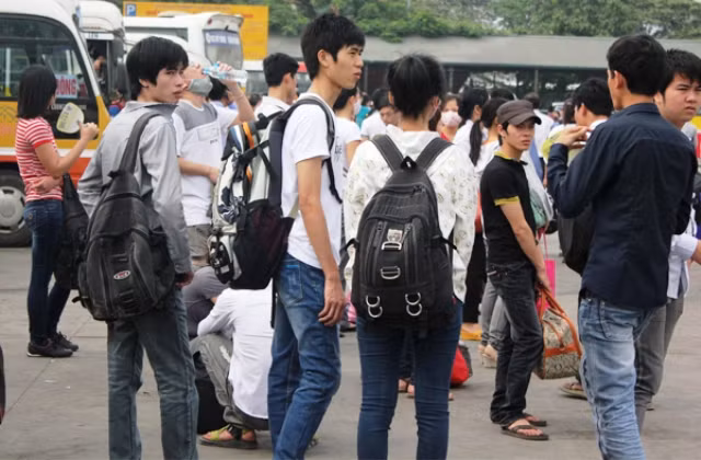 Tại bến xe Mỹ Đình, các bạn sinh viên đứng chật kín khắp trong và ngoài bến. Dù vậy nhiều người vẫn không mua được vé do xe khách quá tải