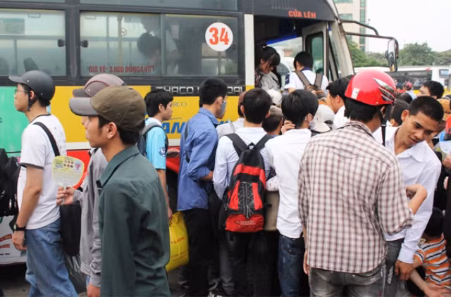 Xe bus cũng không tránh khỏi tình trạng chen lấn và ùn tắc