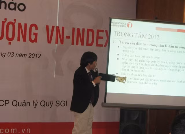 TS Lê Thẩm Dương trong buổi giải mã hiện tượng kinh tế chứng khoán của Công ty chứng khoán Maritime Bank tổ chức tại Hà Nội TS Lê Thẩm Dương trong buổi giải mã hiện tượng kinh tế chứng khoán của Công ty chứng khoán Maritime Bank tổ chức tại Hà Nội