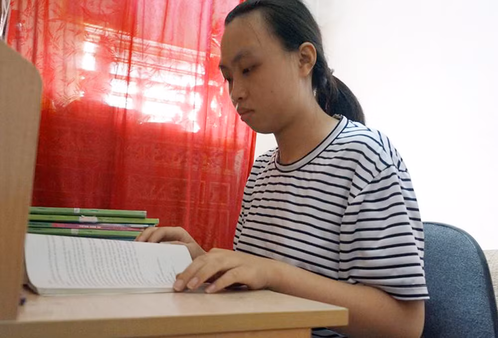 Thu chọn cách đi làm công nhân lấy tiền nuôi hi vọng năm học học đại học (Ảnh: Lã Tiến) Thu chọn cách đi làm công nhân lấy tiền nuôi hi vọng năm học học đại học (Ảnh: Lã Tiến)