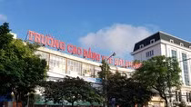 Hiệu trưởng Trường Cao đẳng Y tế Hải Phòng ‘ưu ái’ Trưởng phòng bệnh viện Việt Tiệp (Ảnh: Lã Tiến) Hiệu trưởng Trường Cao đẳng Y tế Hải Phòng ‘ưu ái’ Trưởng phòng bệnh viện Việt Tiệp (Ảnh: Lã Tiến)