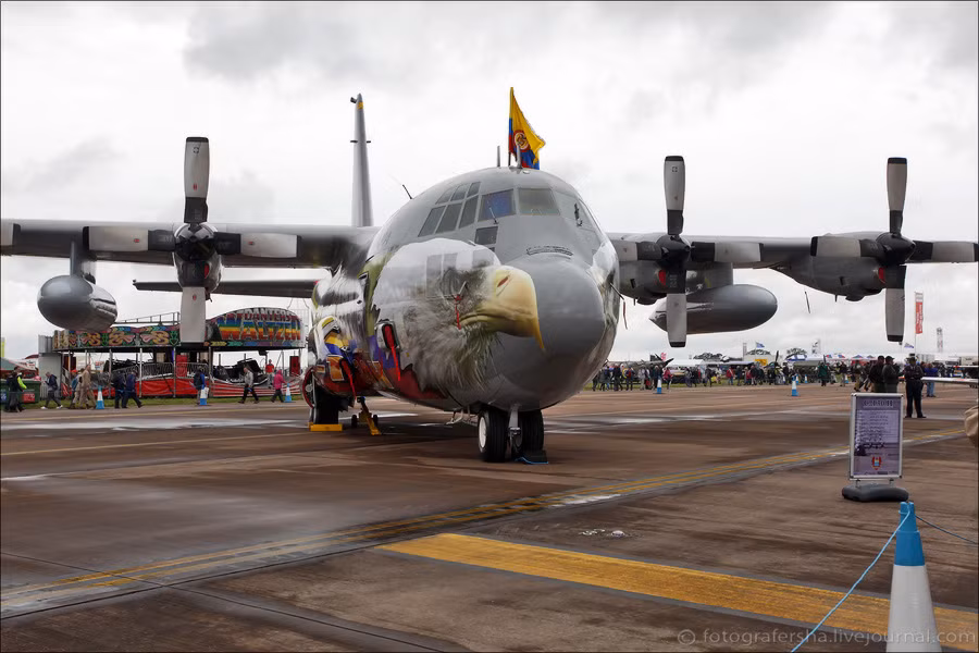 Máy bay vận tải Hercules.