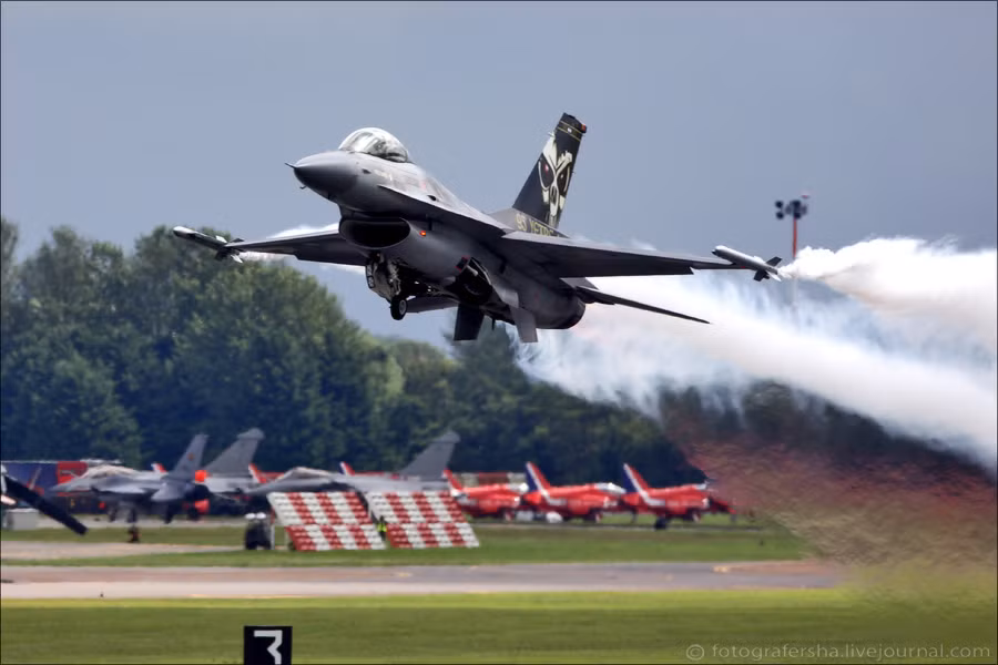 Tiêm kích F-16.