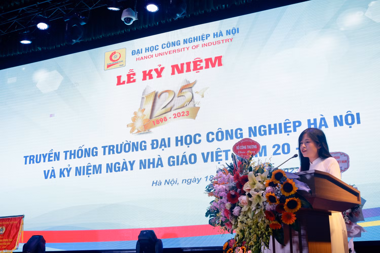 Vũ Thị Thu Trang, sinh viên khóa 15 - chuyên ngành Quản trị khách sạn đại diện sinh viên phát biểu