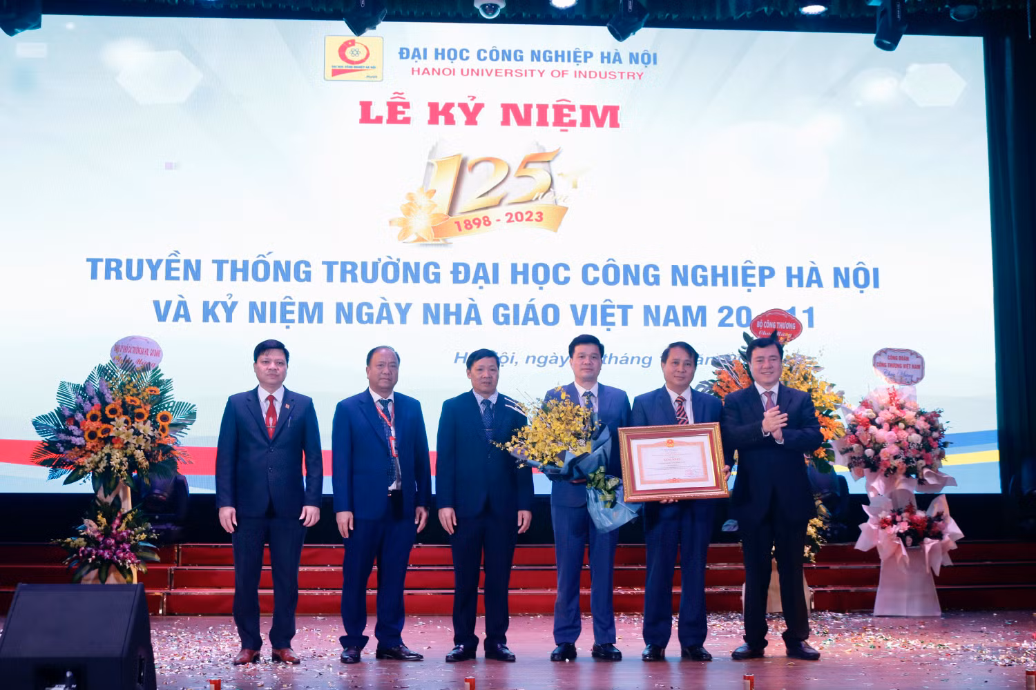 Trường Đại học Công nghiệp Hà Nội đón nhận Bằng khen của Thủ tướng Chính phủ