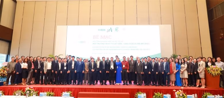 Các đại biểu chụp ảnh lưu niệm tại lễ bế mạc