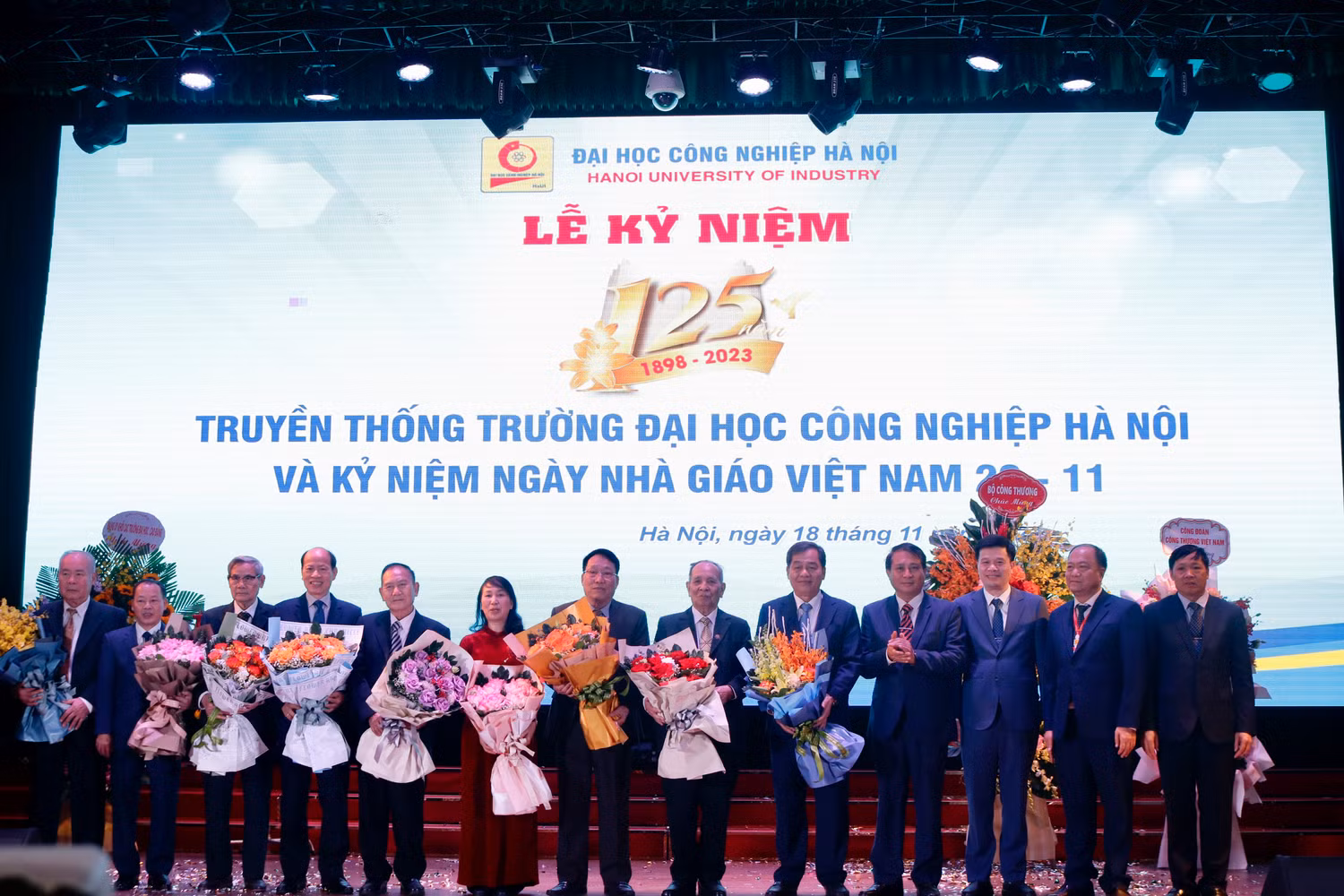 Trường Đại học Công nghiệp Hà Nội tặng hoa tri ân những đóng góp của các thầy cô nguyên lãnh đạo nhà trường, các nhà giáo nhân dân, nhà giáo ưu tú