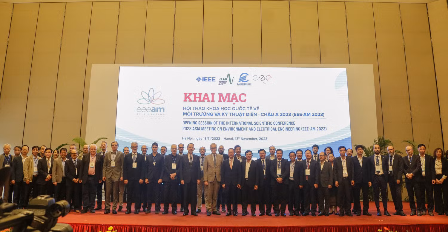 Các đại biểu tham dự Hội thảo EEE-AM 2023 chụp ảnh lưu niệm Các đại biểu tham dự Hội thảo EEE-AM 2023 chụp ảnh lưu niệm