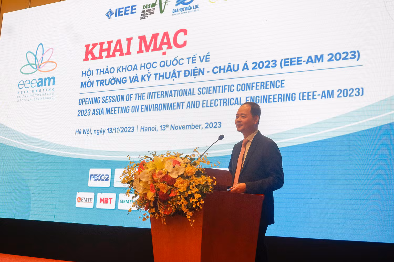 Giáo sư, Tiến sĩ Trần Hồng Thái - Thứ trưởng Bộ Khoa học và Công nghệ đánh giá, hội thảo có quy mô lớn, số lượng đại biểu đông đảo, đặc biệt là nội dung và chất lượng các báo cáo khoa học có ý nghĩa góp phần vào quá trình chuyển dịch năng lượng của quốc gia Giáo sư, Tiến sĩ Trần Hồng Thái - Thứ trưởng Bộ Khoa học và Công nghệ đánh giá, hội thảo có quy mô lớn, số lượng đại biểu đông đảo, đặc biệt là nội dung và chất lượng các báo cáo khoa học có ý nghĩa góp phần vào quá trình chuyển dịch năng lượng của quốc gia