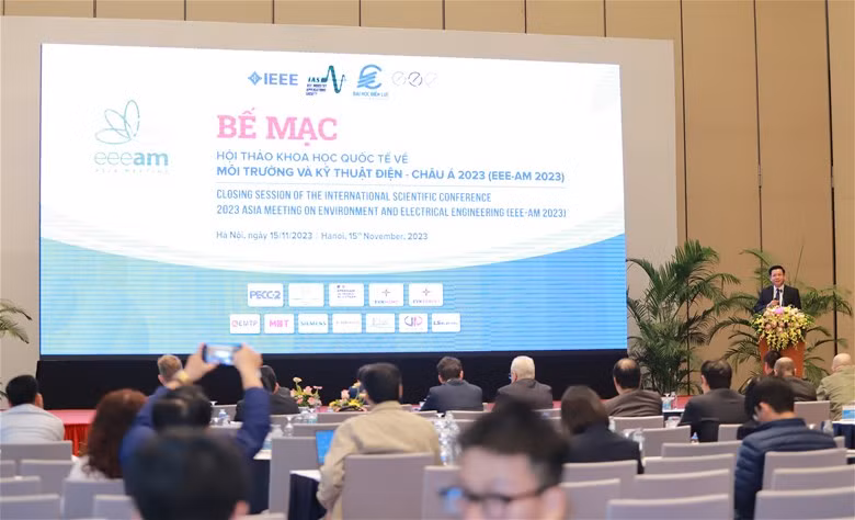 Phó giáo sư Đinh Văn Châu - Quyền Hiệu trưởng phát biểu bế mạc hội thảo