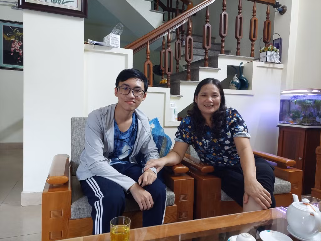 Học sinh cũ trở về thăm cô giáo Phạm Thị Gấm. (Ảnh: Thanh Hương) Học sinh cũ trở về thăm cô giáo Phạm Thị Gấm. (Ảnh: Thanh Hương)