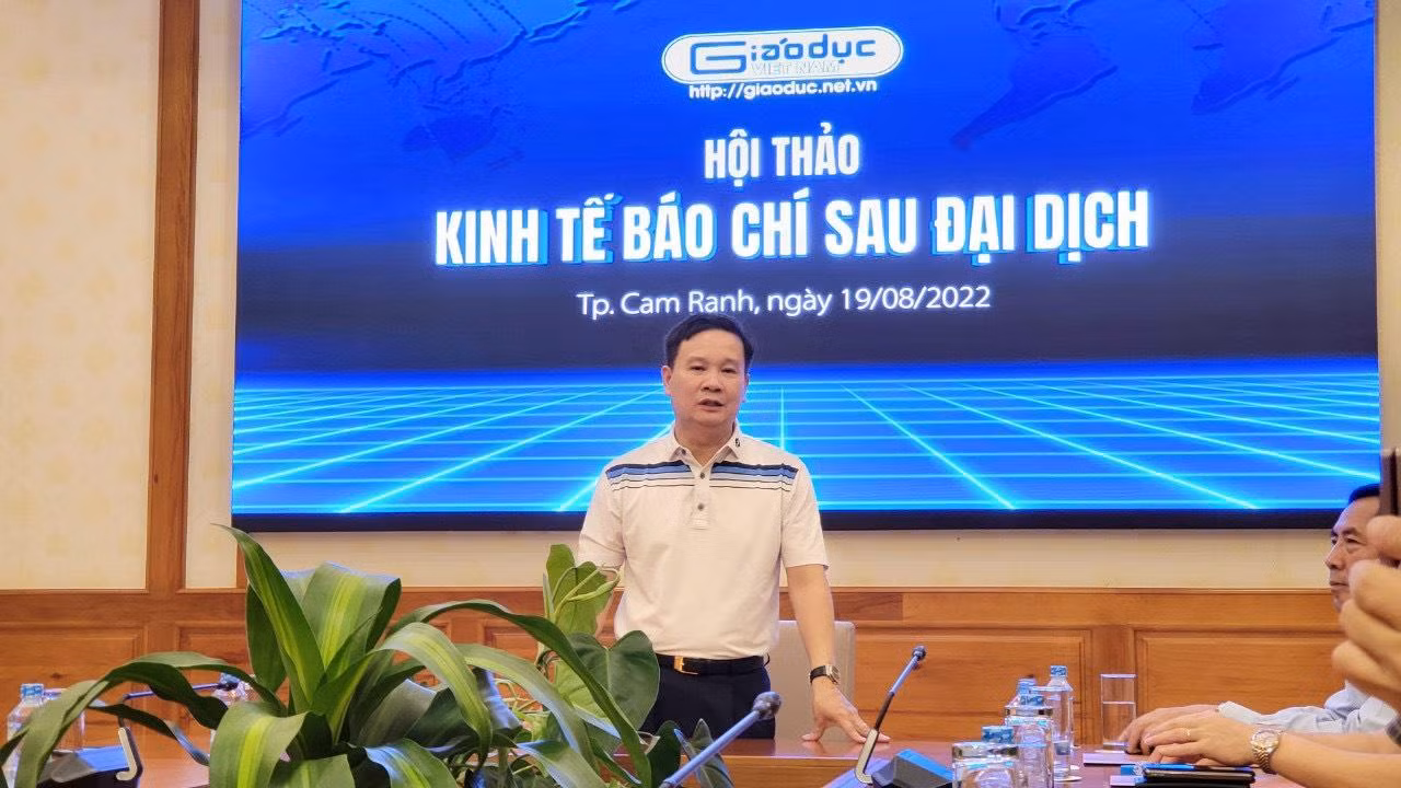 Nhà báo Nguyễn Tiến Bình – Phó Chủ tịch Hiệp hội Các trường đại học, cao đẳng Việt Nam, Tổng Biên tập Tạp chí điện tử Giáo dục Việt Nam phát biểu tại hội thảo. Nhà báo Nguyễn Tiến Bình – Phó Chủ tịch Hiệp hội Các trường đại học, cao đẳng Việt Nam, Tổng Biên tập Tạp chí điện tử Giáo dục Việt Nam phát biểu tại hội thảo.