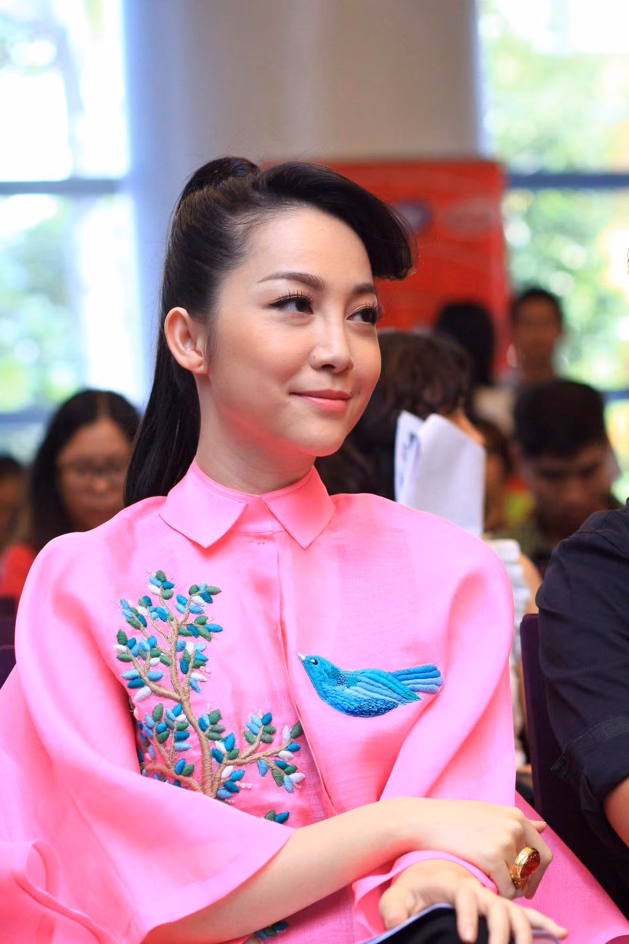 Linh Nga đại diện nhà tài trợ về dinh dưỡng các bữa ăn cho thí sinh The Voice Kids. Linh Nga đại diện nhà tài trợ về dinh dưỡng các bữa ăn cho thí sinh The Voice Kids.