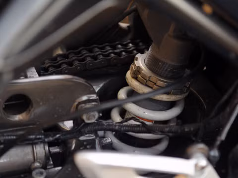 Mẫu xe thể thao ngoại cỡ Suzuki B-King từng được nhiều người chơi xe lựa chọn bởi ngoại hình đầy cơ bắp của mình, giờ đây được một người chơi xe ở Sài Gòn gắn bộ kit 4 bánh.