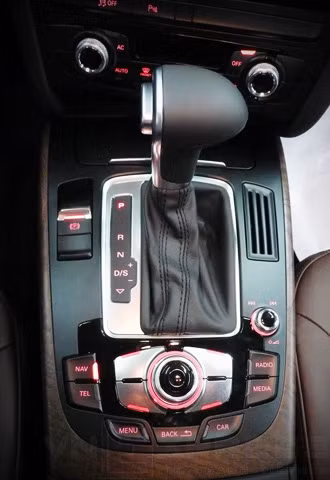 Audi A5 Sportback sử dụng động cơ dung tích 2 lít tăng áp turbin TFSI, công suất 211 mã lực, mô-men xoắn cực đại 350 Nm ở dải vòng tua 1.500-4.200 vòng/phút. Hộp số tự động Multitronic 8 cấp. Thời gia tăng tốc lên 100 km/h mất khoảng 7,2 giây.