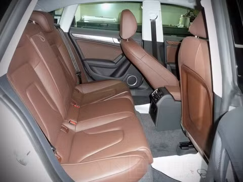 Về nội thất, Audi bố trí 4 ghế, các chi tiết ở cửa xe và táp-lô giống các phiên bản trước. Mặc dù phiên bản Sportback thấp hơn bản A4 sedan 36mm, nhưng chiếc xe này vẫn mang lại cảm giác thoải mái không hề tạo cảm giác chật chội ở chân và trên đầu người ngồi.