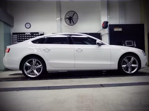 Ngoài kiểu mui vuốt dốc thấp xuống tận đuôi xe như dòng coupe và cửa hậu mở lật như xe hatchback, mẫu Audi A5 Sportback mới này còn gây chú ý bởi thiết kế cột C lạ mắt và cửa không khung.