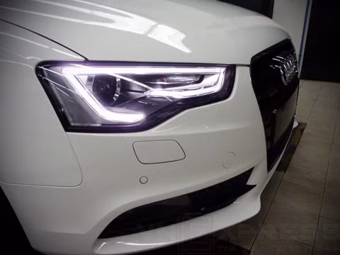 Đèn pha với cụm đèn LED định vị viền xung quanh.