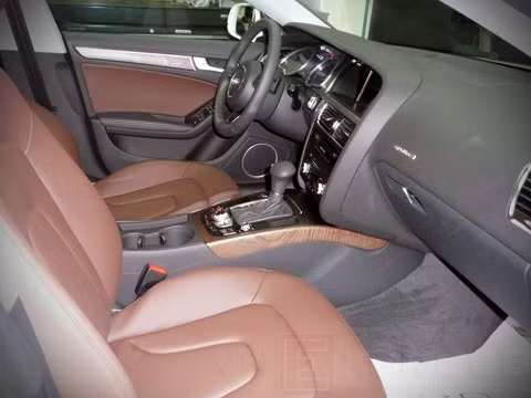 Về nội thất, Audi bố trí 4 ghế, các chi tiết ở cửa xe và táp-lô giống các phiên bản trước. Mặc dù phiên bản Sportback thấp hơn bản A4 sedan 36mm, nhưng chiếc xe này vẫn mang lại cảm giác thoải mái không hề tạo cảm giác chật chội ở chân và trên đầu người ngồi.