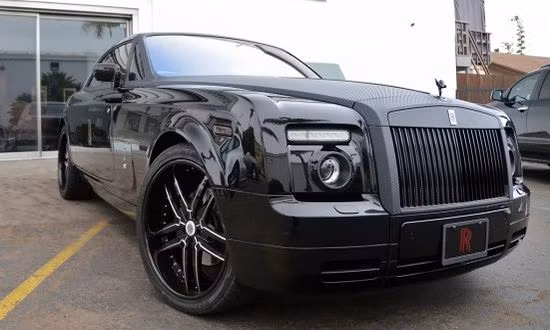 Rolls Royce all-carbon fiber Phantom coupe, có giá 420 nghìn USD. Xe được trang bị khối động cơ V12, dung tích 6,75 lít. Đồng hành cùng hộp số tự động 6 cấp, động cơ sản sinh công suất 453 mã lực và mô men xoắn cực đại 531 lb-ft. Ngoài ra, xe còn được cung cấp hàng loạt trang thiết bị hiện đại và sang trọng như cửa điều khiển điện, hệ thống treo khí nén thích ứng, bộ lazăng hợp kim 21 inch, hệ thống âm thanh 15 loa, công suất 420W, hệ thống định vị, không gian nội thất bọc da thủ công, bộ phụ kiện bằng gỗ...
