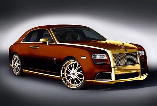 3. Roll-Royce Ghost Fenice Milano có giá 3 triệu USD, Roll-Royce Ghost gây ấn tượng bởi những chi tiết mạ vàng 24k, nổi bật nhất là phần nắp ca-po, lưới tản nhiệt, cản trước, viền cửa sổ, viền sườn xe…Nội thất được trang trí bởi các kim loại quý ở phần nắm tay cửa, bảng điều khiển trung tâm, gương chiếu hậu …