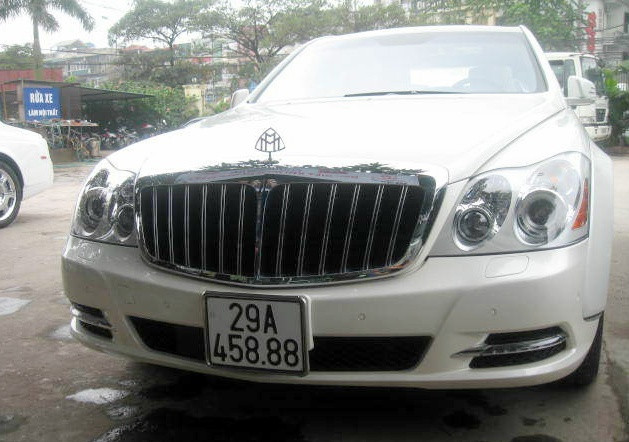 Maybach 62s cũng có giá trị tương đương với Rolls-Royce Phantom, nhưng chiếc này ra biển trắng thì lại là chiếc xe đắt nhất. Tại thời điểm hiện tại có thể lên đến 30 tỉ đồng và phải đóng quá nhiều phí.