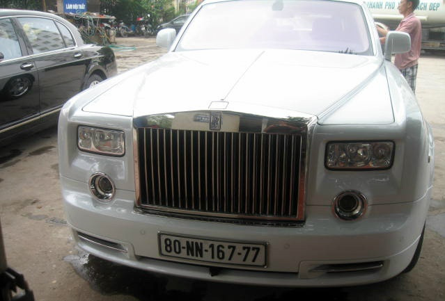 Giá trị nhất trong gara này là chiếc Rolls-Royce Phantom màu trắng có giá từ 15 tỉ đến 30 tỉ, nếu mua tại thời điểm này thì một chiếc Rolls-Royce Phantom mới sau khi đăng ký và nộp đủ các loại phí tại Hà Nội thì lên đến 30 tỉ. Và chi phí để có được 1 cái biển số đẹp như ý thì cũng phải mất phí lên đến nửa tỉ.