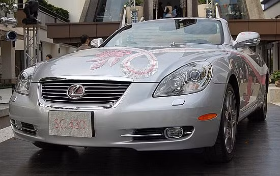 Lexus CS430 pha lê được thiết kế bởi Zheng Zhiren, trang điểm cho bảng nhãn hiệu SC 430 Lexus là một lớp pha lê lấp lánh, thân xe được trang trí với dải duy băng mềm mại điểm xuyết những bông hoa pha lê lấp lánh, 300.000 hạt pha lê Swarovski được đính ở khắp xe từ trước ra sau và cả la-zăng. Với sự thiết kế đẹp mắt như này, Lexus SC430 có giá tới 306.045 USD. Lexus CS430 pha lê được thiết kế bởi Zheng Zhiren, trang điểm cho bảng nhãn hiệu SC 430 Lexus là một lớp pha lê lấp lánh, thân xe được trang trí với dải duy băng mềm mại điểm xuyết những bông hoa pha lê lấp lánh, 300.000 hạt pha lê Swarovski được đính ở khắp xe từ trước ra sau và cả la-zăng. Với sự thiết kế đẹp mắt như này, Lexus SC430 có giá tới 306.045 USD.
