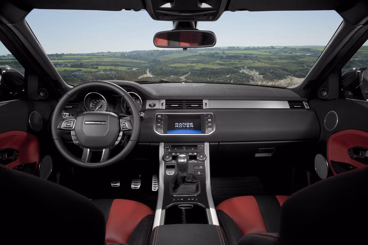 Range Rover Evoque giá 49.745 USD.