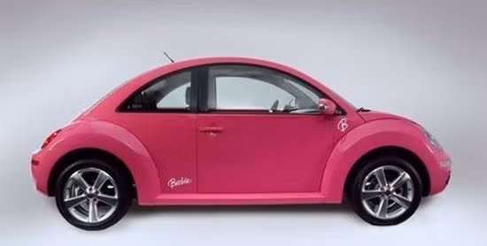 Volkswagen Beetle barbie, toàn thân xe được sơn màu hồng làm logo Barbie màu trắng càng thêm nổi bật. Volkswagen Beetle barbie, toàn thân xe được sơn màu hồng làm logo Barbie màu trắng càng thêm nổi bật.