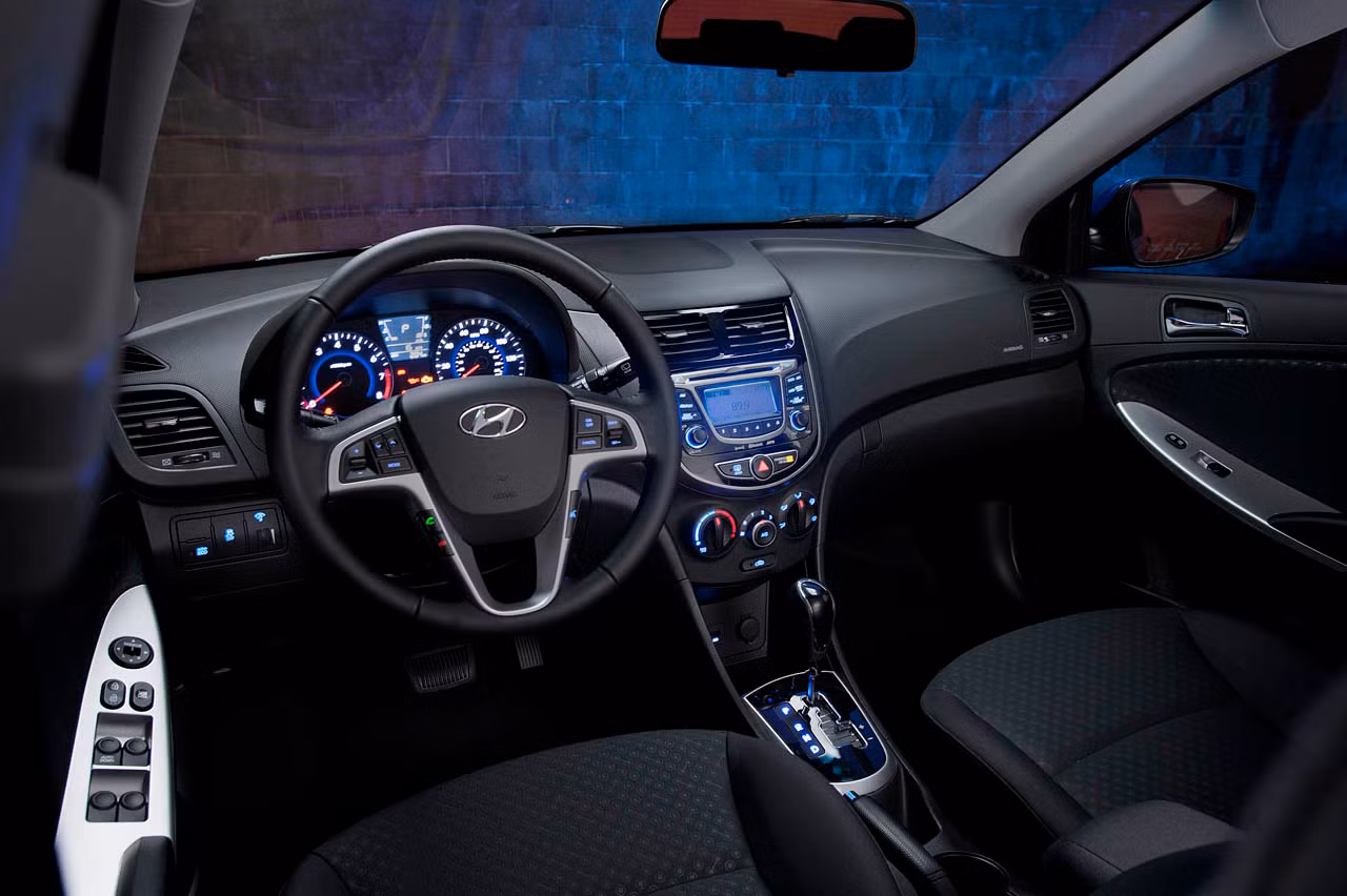 Hyundai Accent giá 15.925 USD.