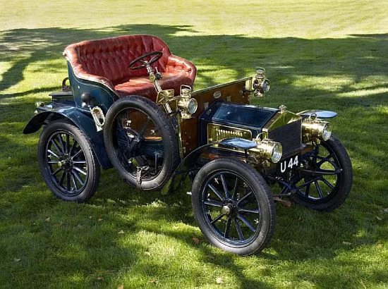 2. Roll-Royce 10-HP 1904: Chiếc xe này có giá 7,25 triệu USD là một trong những mẫu xe được đánh giá cao nhất của dòng xe Roll-Royce cổ và cũng là một trong những “đứa con” tinh thần của Charles Rolls, nhà sáng lập ra Roll-Royce. Chiếc xe này được sản xuất vào năm 1904, và được ra mắt vào ngày 1 tháng 4 năm đó. Ban đầu đưa ra kế hoạch sản xuất 19 chiếc xe có mẫu mã như này, nhưng sau đó chỉ sản xuất có 17 xe và chỉ còn một vài chiếc còn tồn tại đến ngày nay. Phiên bản đầu tiên của mẫu xe này được trang bị động cơ 10 mã lực, dung tích 1,8 lít và hộp số 3 cấp.