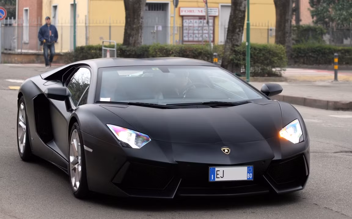 Nổi bật trong số các siêu xe này là chiếc Lamborghini Aventador màu đen còn mới nguyên. Ngoài ra còn nhiều mẫu xe Lamborghini khác tham dự như : Balboni LP550-2, Superleggera LP570-4, Diablo và Murcielago. Nổi bật trong số các siêu xe này là chiếc Lamborghini Aventador màu đen còn mới nguyên. Ngoài ra còn nhiều mẫu xe Lamborghini khác tham dự như : Balboni LP550-2, Superleggera LP570-4, Diablo và Murcielago.