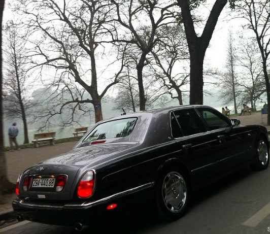 Bentley Continental Flying Spur, dòng xe siêu sang phổ biến nhất Việt Nam. Đẳng cấp của Flying Spur thấp hơn Rolls-Royce Phantom nhưng cao hơn các dòng xe sang cao cấp như Mercedes S-class, BMW serie 7 hay Audi A8. Giá của Flying Spur không cao như Phantom nhưng vẫn đủ sang trọng, giá xe mới biển trắng vào khoảng 8 đến 10 tỉ.