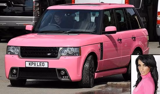 Range Rover màu hồng của siêu mẫu Katie Price, mới ngày nào Katie Price gây sự chú ý trong báo chí bởi chiếc nhẫn đình hôn kim cương “bự”, gần đây cô lại tiếp tục khiến mọi ngời xôn xao bởi sở hữu chiếc xe sang Range Rover trị giá 100 nghìn USD. Range Rover màu hồng của siêu mẫu Katie Price, mới ngày nào Katie Price gây sự chú ý trong báo chí bởi chiếc nhẫn đình hôn kim cương “bự”, gần đây cô lại tiếp tục khiến mọi ngời xôn xao bởi sở hữu chiếc xe sang Range Rover trị giá 100 nghìn USD.