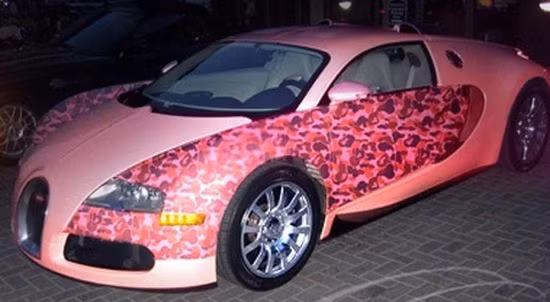 Bugatti Veyron màu hồng nổi bật với những chi tiết sang trọng, được thiết kế bởi bàn tay của hãng Bathing Ape đến từ Nhật Bản. Veyron lấy màu hồng là màu chủ đạo điểm thêm vài chi tiết màu tía. Bugatti Veyron màu hồng nổi bật với những chi tiết sang trọng, được thiết kế bởi bàn tay của hãng Bathing Ape đến từ Nhật Bản. Veyron lấy màu hồng là màu chủ đạo điểm thêm vài chi tiết màu tía.
