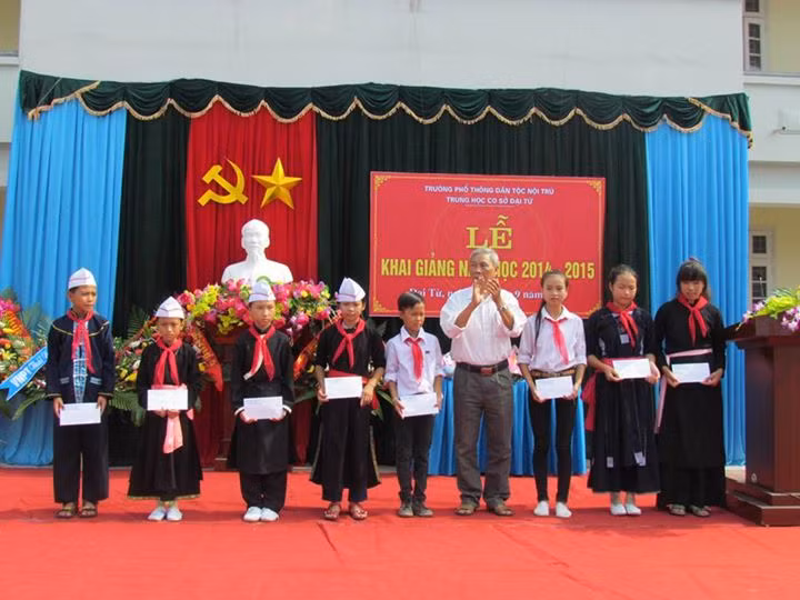 Ông Trịnh Trọng Thủy, người đứng giữa, trao phần thưởng cho các em học sinh trường phổ thông Dân tộc nội trú THCS huyện Đại Từ có nhiều thành tích cao trong học tập. ảnh Hồng Vân Ông Trịnh Trọng Thủy, người đứng giữa, trao phần thưởng cho các em học sinh trường phổ thông Dân tộc nội trú THCS huyện Đại Từ có nhiều thành tích cao trong học tập. ảnh Hồng Vân
