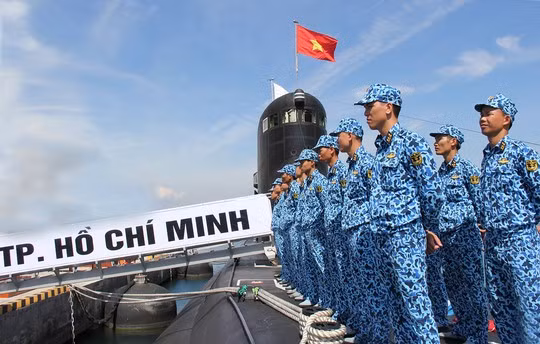 Cờ tổ quốc tung bay trên Tàu HQ-183 Thành phố Hồ Chí Minh (Ảnh: NLĐ) Cờ tổ quốc tung bay trên Tàu HQ-183 Thành phố Hồ Chí Minh (Ảnh: NLĐ)
