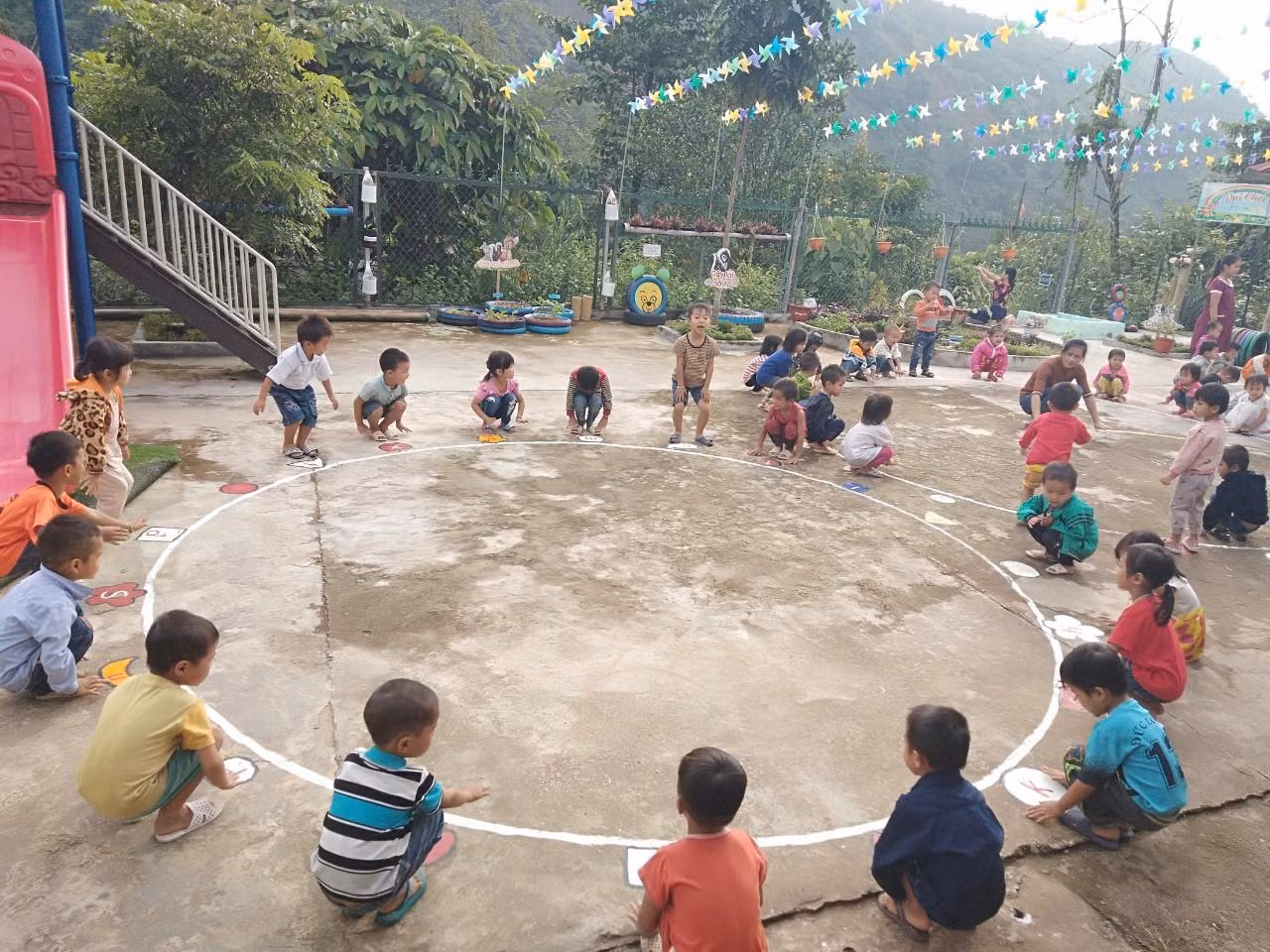 Các em học sinh Trường Mầm non Nậm Cha, huyện Sìn Hồ, tỉnh Lai Châu trong giờ ra chơi (Nguồn: Phòng Giáo dục và Đào tạo huyện Sìn Hồ).