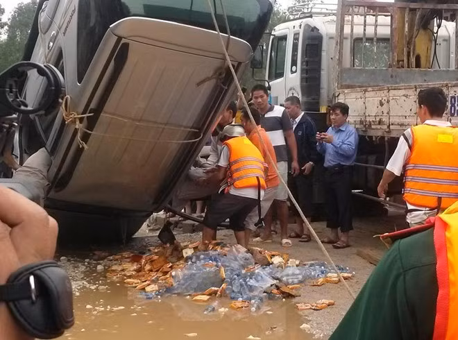 Thi thể ông Dũng được đưa ra ngoài. Thi thể ông Dũng được đưa ra ngoài.