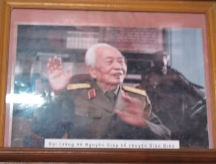 Bức ảnh Đại tướng Võ Nguyên Giáp kể chuyện Điện Biên