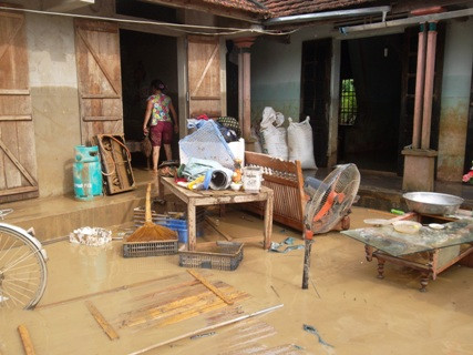 Sau trận lũ hàng ngàn hộ dân tại thị xã Hoàng Mai đã rơi vào cảnh màn trời chiếu đất