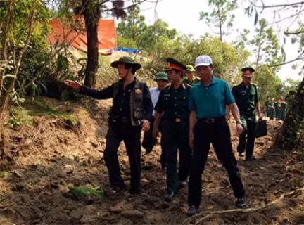 Ông Võ Điện Biên (người đang chỉ tay) và Đoàn công tác Bộ Quốc phòng.