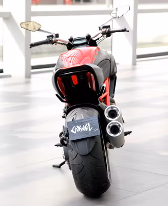 Ducati tạo bộ cánh sợi các-bon cho Diavel, từ các chi tiết ngoại hình như vè chắn bùn trước, ốp ghế sau, lưỡi cày bố trí dưới gầm xe, hay đặc biệt là toàn bộ phần bình xăng đều được làm bằng sợi carbon tổng hợp. Ducati tạo bộ cánh sợi các-bon cho Diavel, từ các chi tiết ngoại hình như vè chắn bùn trước, ốp ghế sau, lưỡi cày bố trí dưới gầm xe, hay đặc biệt là toàn bộ phần bình xăng đều được làm bằng sợi carbon tổng hợp.
