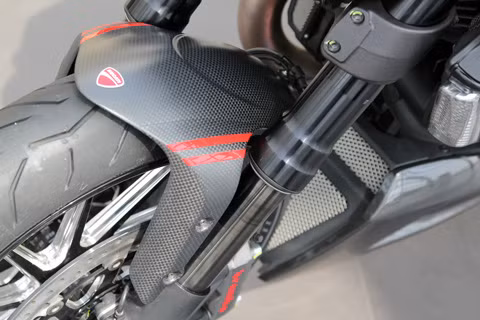 Ducati Diavel Carbon với nhiều chi tiết trong đó có cụm vè (chắn bùn) trước làm từ vật liệu carbon. Ducati Diavel Carbon với nhiều chi tiết trong đó có cụm vè (chắn bùn) trước làm từ vật liệu carbon.